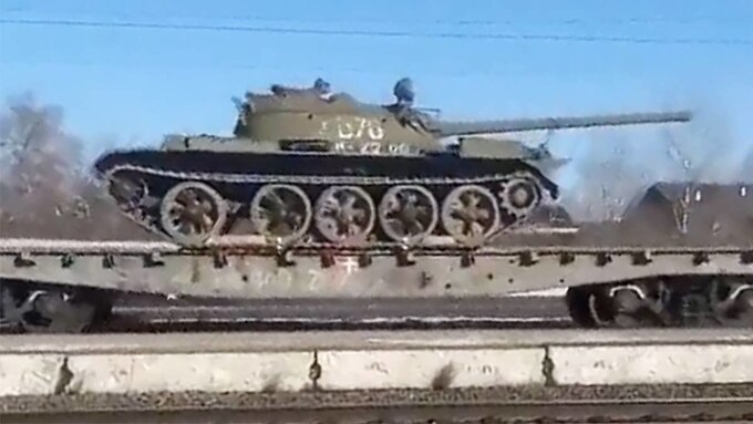 Xe tăng T-54/55 Nga trên đoàn tàu trong ảnh công bố ngày 22/3. Ảnh: Drive