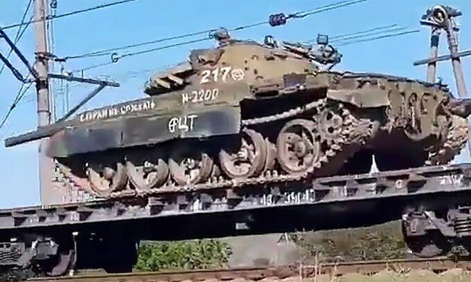 Xe tăng T-62 Nga trên một đoàn tàu hồi tháng 5/2022. Ảnh: Drive