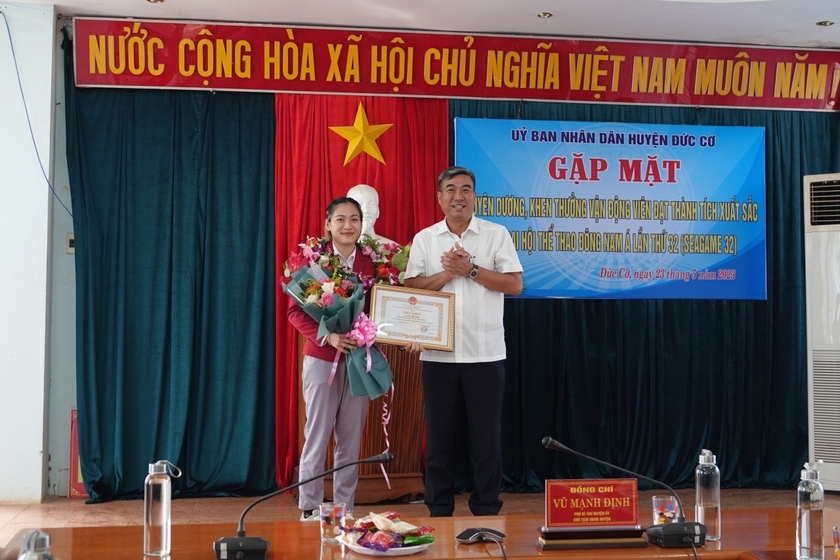 Le Thi Nhi was commended and rewarded in Duc Co's hometown | Gia Lai ...