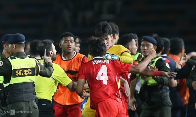 Thủ môn Soponwit (áo vàng) đấm nhau với trung vệ Komang, trong trận chung kết SEA Games 32, tại Phnom Penh, Campuchia tối 16/5/2023. Ảnh: Lâm Thỏa
