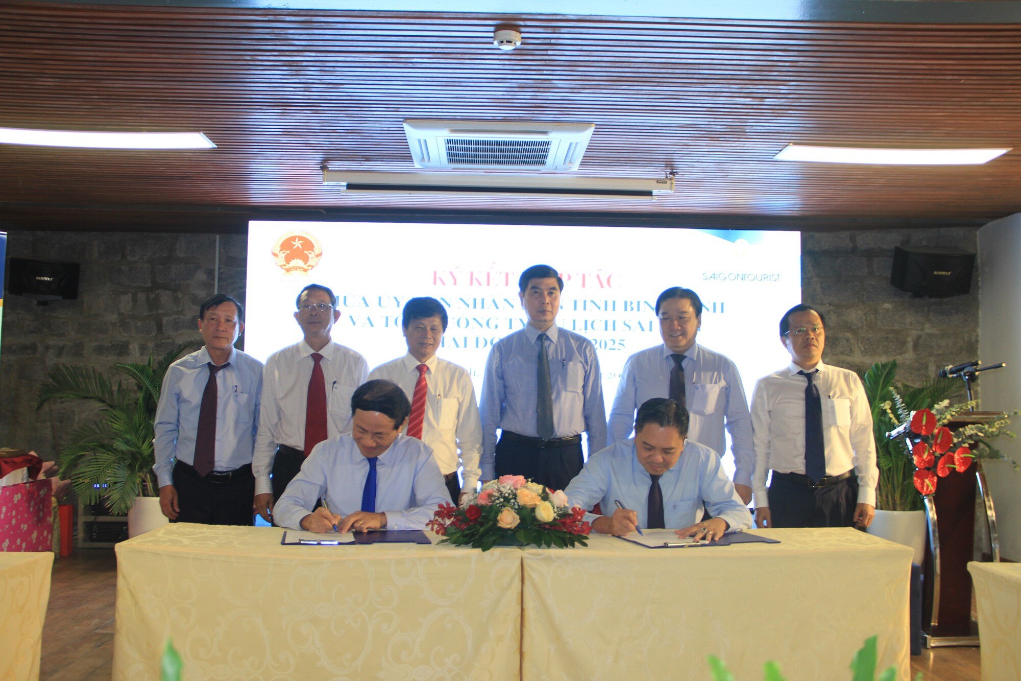 Bình Định và Saigontourist Group ký kết hợp tác du lịch 2023-2025 - Ảnh 1.