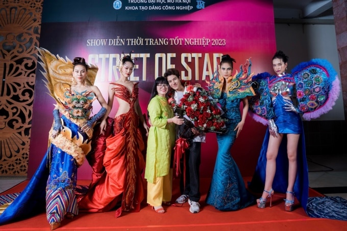 Kiên Vũ cùng giảng viên hướng dẫn và các người mẫu trình diễn bộ sưu tập Linh Sắc tại show diễn thời trang tốt nghiệp Street of Star của Đại học Mở Hà Nội, hôm 5/5. Ảnh: NVCC