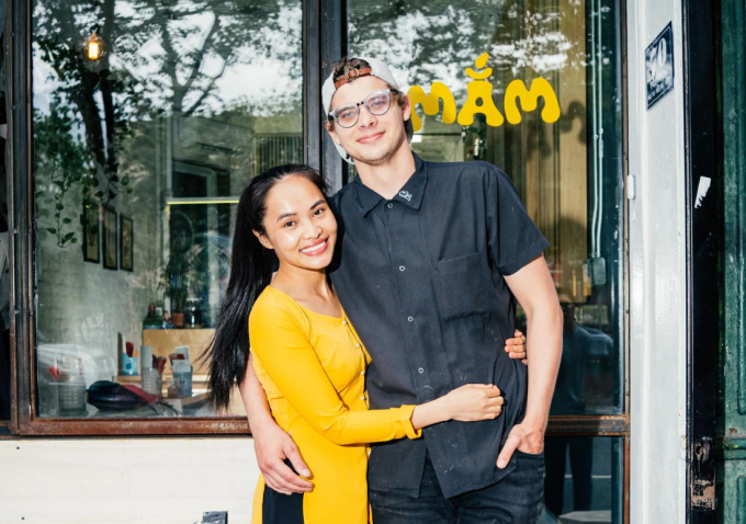 Vợ chồng Nhung Đào - Jerald Head đứng trước nhà hàng MẮM NYC ở Chinatown, New York, Mỹ. Ảnh: Grubstreet
