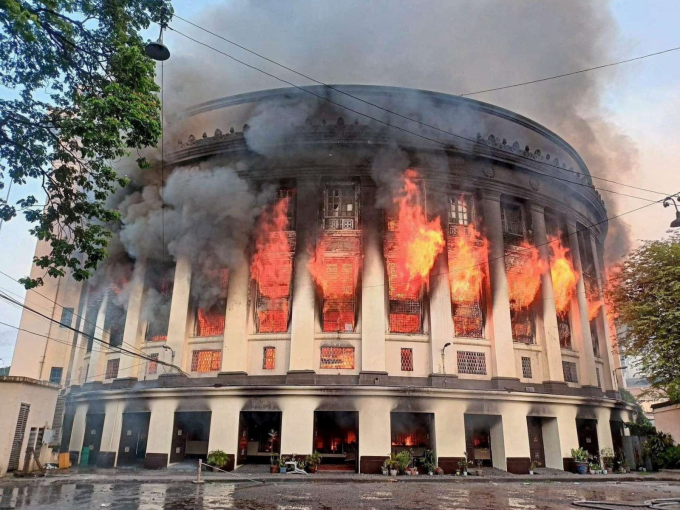Bưu điện Trung tâm Manila ở thủ đô Philippines chìm trong lửa sáng 22/5. Ảnh: Reuters