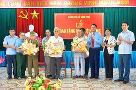 Trưởng Ban Tổ chức Tỉnh ủy trao Huy hiệu 70 năm và 75 năm tuổi Đảng tại huyện Phù Ninh
