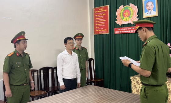Công an TPHCM tiếp nhận đơn con trai bà Nguyễn Phương Hằng tố giác ông Huỳnh Uy Dũng ảnh 2