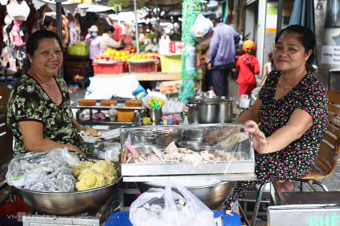 Bà lan Anh (góc trái) và em gái bán xôi ở góc chợ Phùng Hưng. Ảnh: Quỳnh Trần