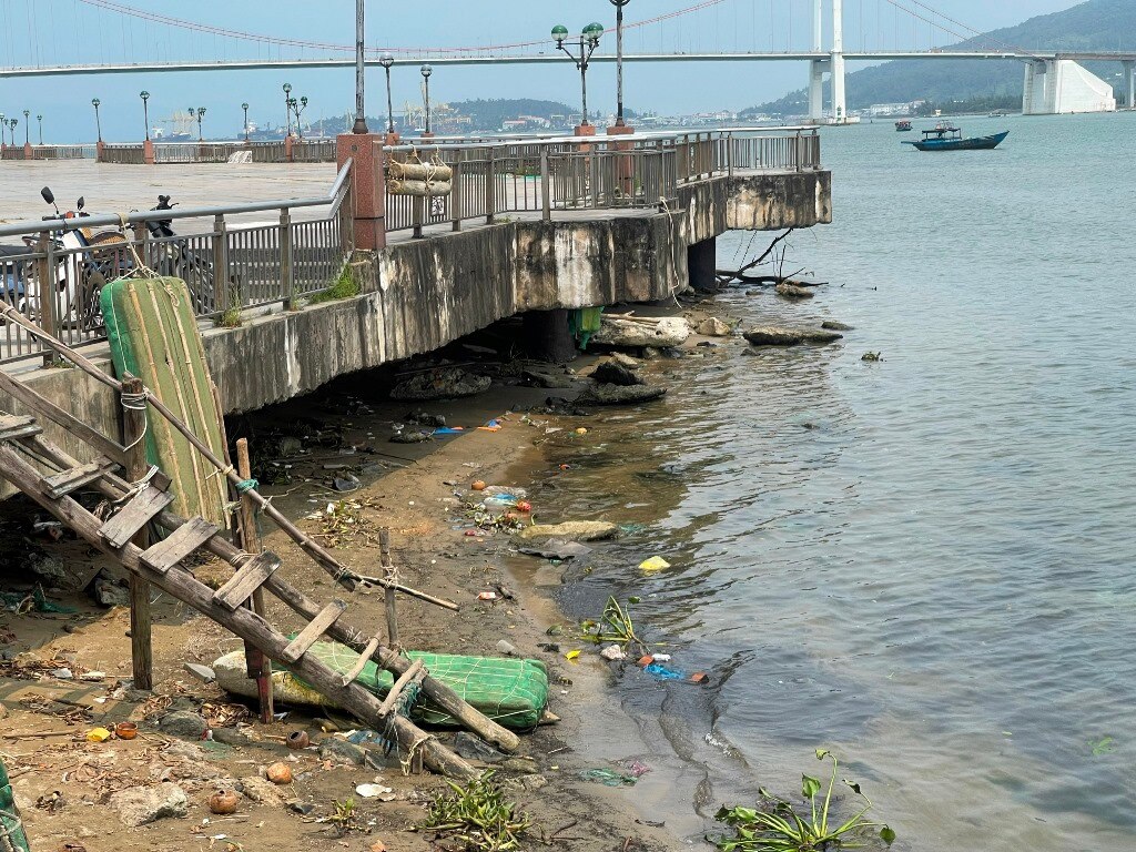 Ngổn ngang rác thải bên bờ sông Hàn - Ảnh 1.