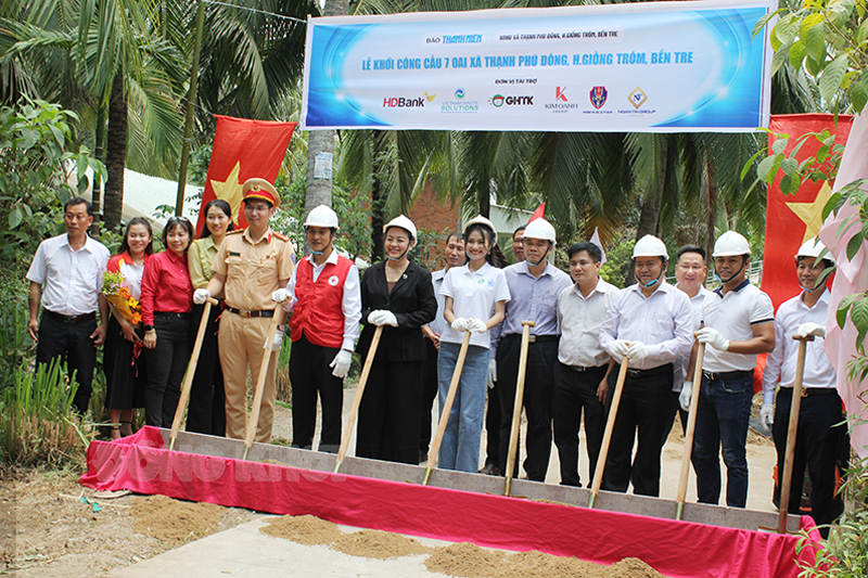 Groundbreaking ceremony for bridge 7 Oai, Thanh Phu Dong commune, Giong ...