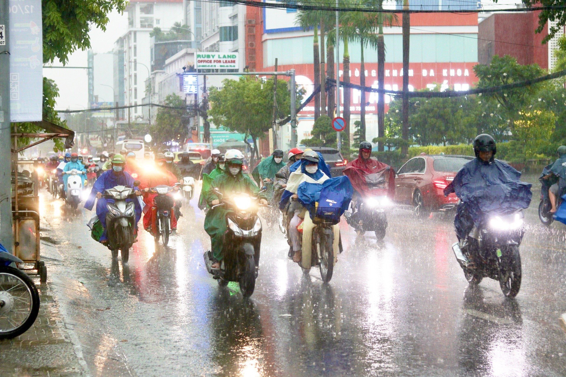 The South is in the midst of a large-scale rainstorm - Vietnam.vn