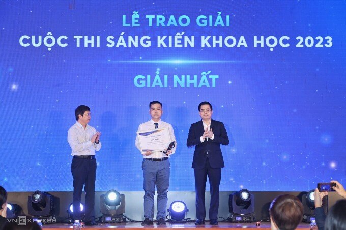 TS Nguyễn Đoàn Quốc Anh (ở giữa) nhận giải Nhất cuộc thi Sáng kiến Khoa học 2023 với giải pháp TIR lens mới cho đèn LED công suất cao. Ảnh: Giang Huy