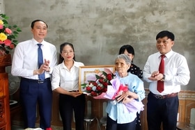 Phó Bí thư Thường trực Tỉnh ủy trao huy hiệu Đảng tại huyện Đoan Hùng
