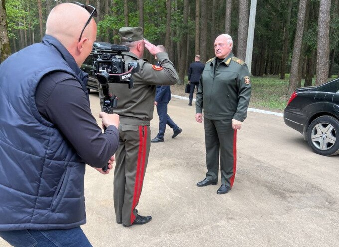 Tổng thống Lukashenko (phải) nhận báo cáo từ sĩ quan tại sở chỉ huy không quân Belarus. Ảnh: Telegram/Pul Pervogo
