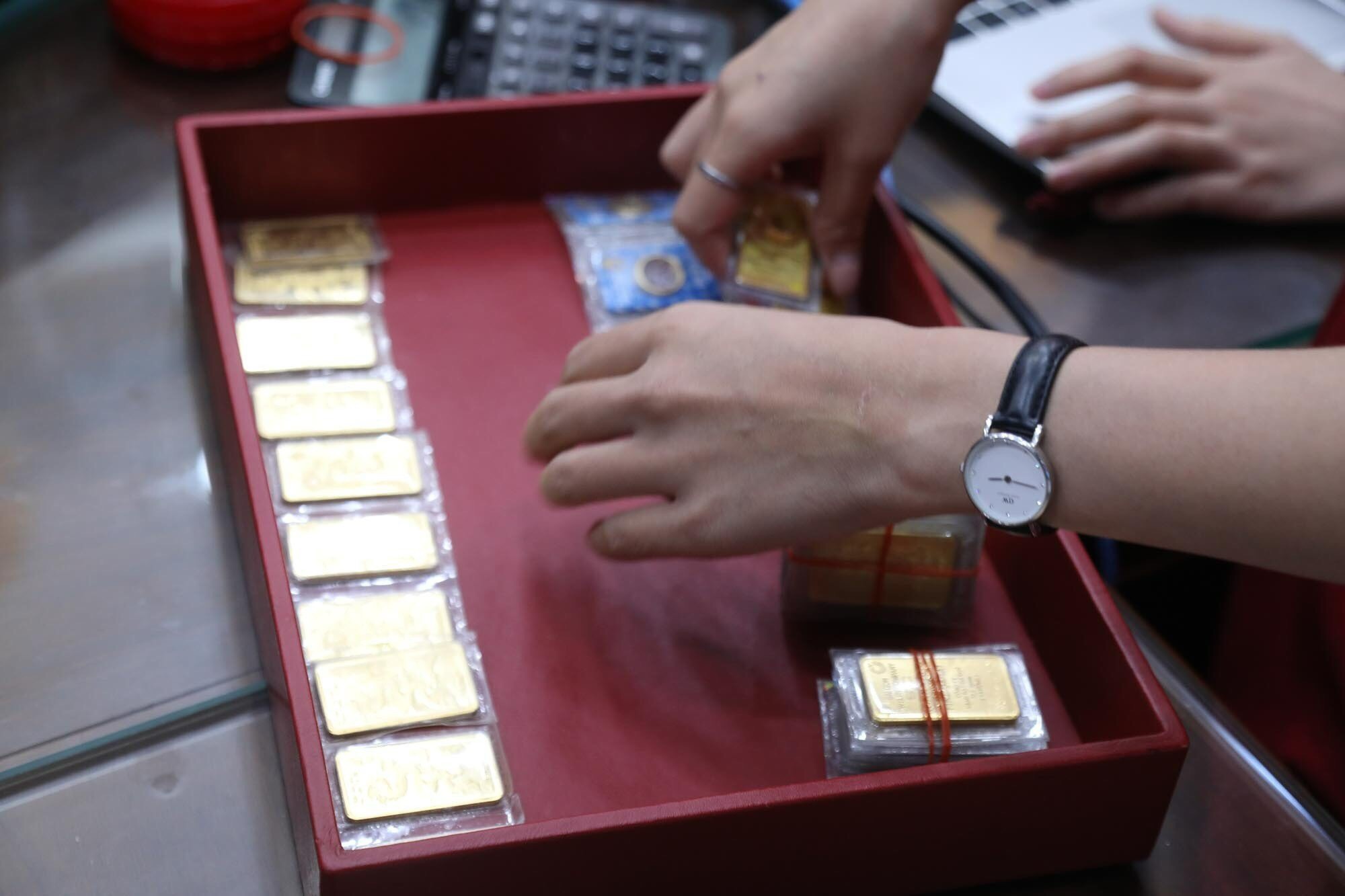 gold-rings-evaporated-nearly-half-a-million-dong-in-a-week-vietnam-vn