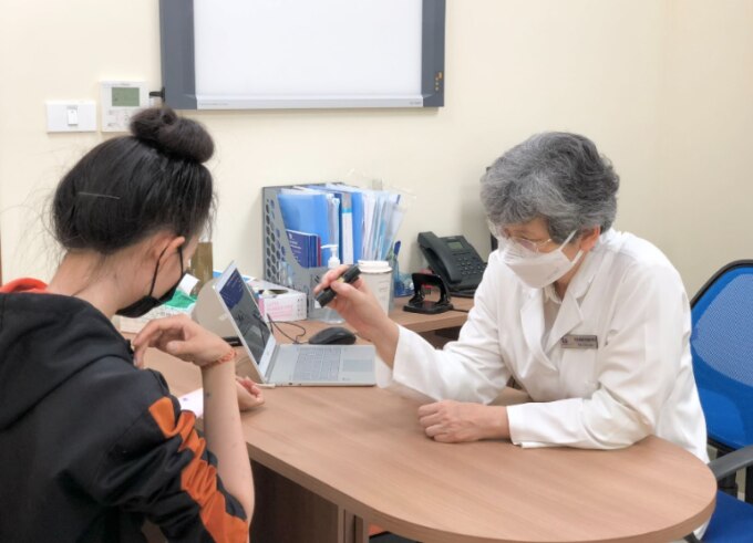 TS.BS Đặng Thị Ngọc Bích đang kiểm tra tổn thương da ở người bệnh.  Ảnh: Bệnh viện cung cấp