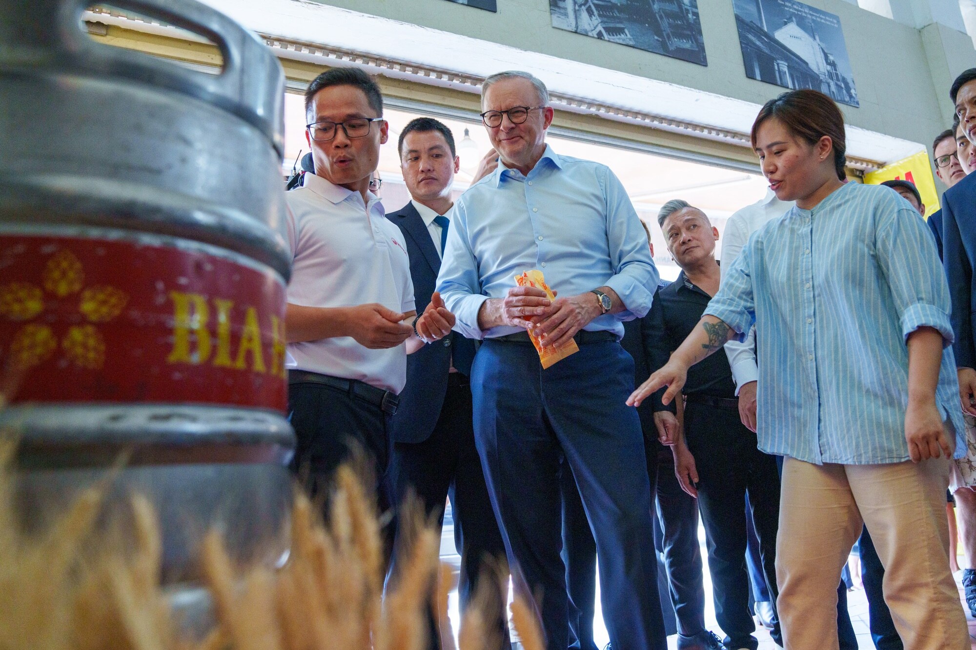 Thủ tướng Úc \'khoe\' uống bia hơi, hô \'dzô 1,2,3\' ở Hà Nội - Vietnam.vn