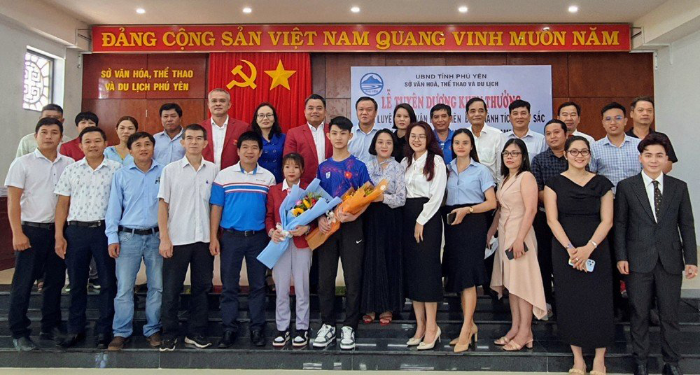 Phu Yen Online - Phu Yen commends the achievements of Le Thi Tuyet and ...