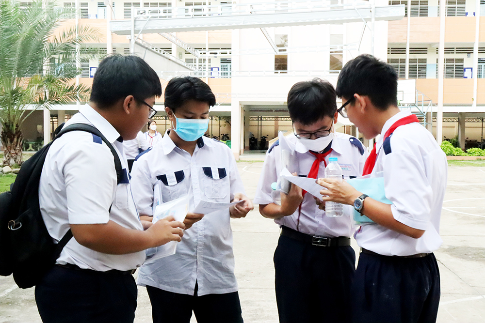 An Giang: Grade 9 students complete entrance exams for gifted high ...