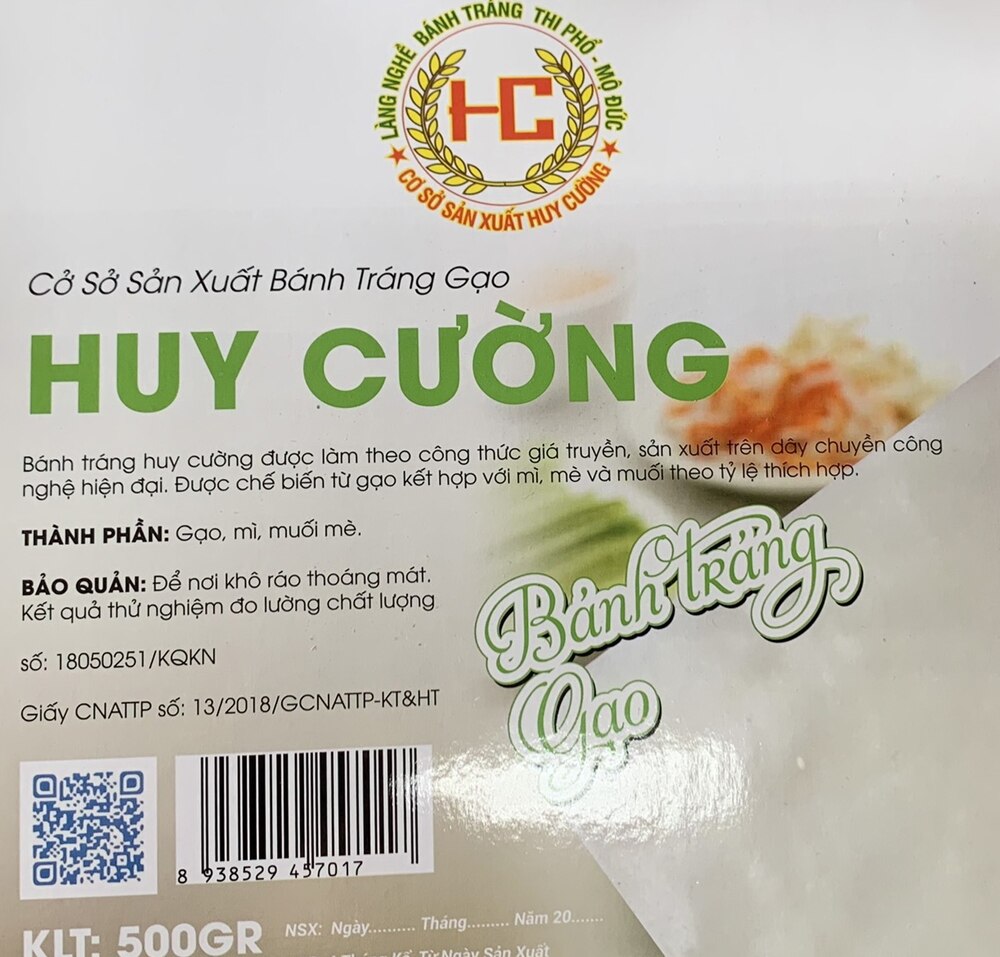 Bánh tráng gạo truyền thống của Quảng Ngãi nay đã có thương hiệu, được đóng gói bao bì, gắn mã QR.
Ảnh: LAM GIANG 