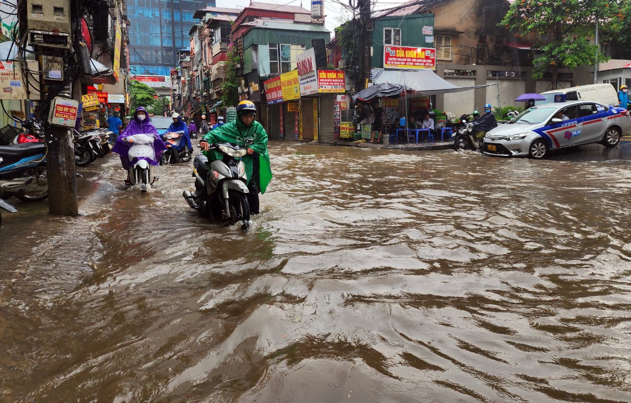 Many streets of Hanoi were flooded with 'golden rain' - Vietnam.vn