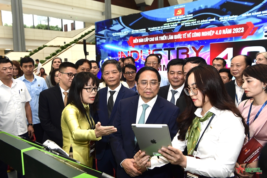 Prime Minister attends the Plenary session of the High-Level Forum and International Exhibition on Industry 4.0 2023 - Vietnam.vn