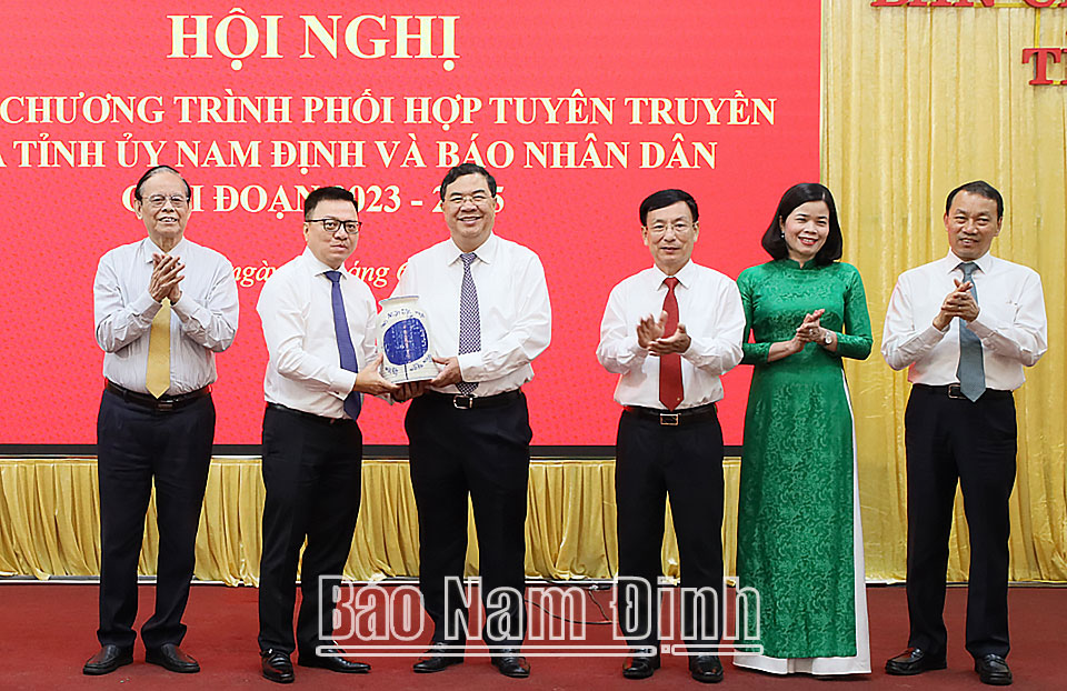 Nam Dinh Provincial Party Committee and Nhan Dan Newspaper signed a ...