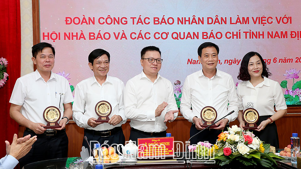 The delegation of Nhan Dan Newspaper worked with the Provincial ...