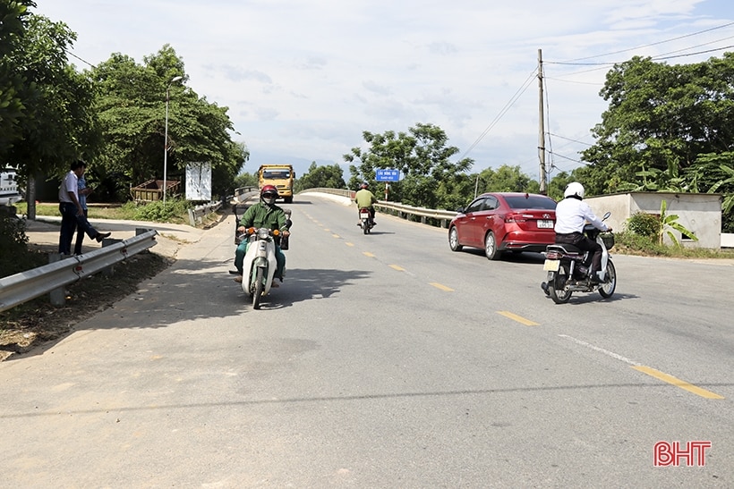 Nơm nớp lo tai nạn giao thông khi qua ngã tư cầu Đồng Văn