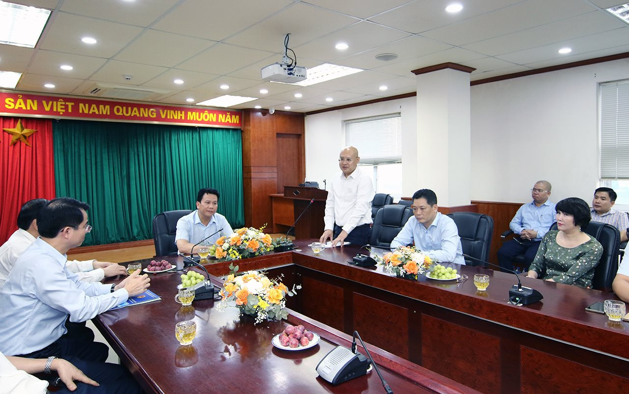 Minister Dang Quoc Khanh visited and congratulated press agencies and ...