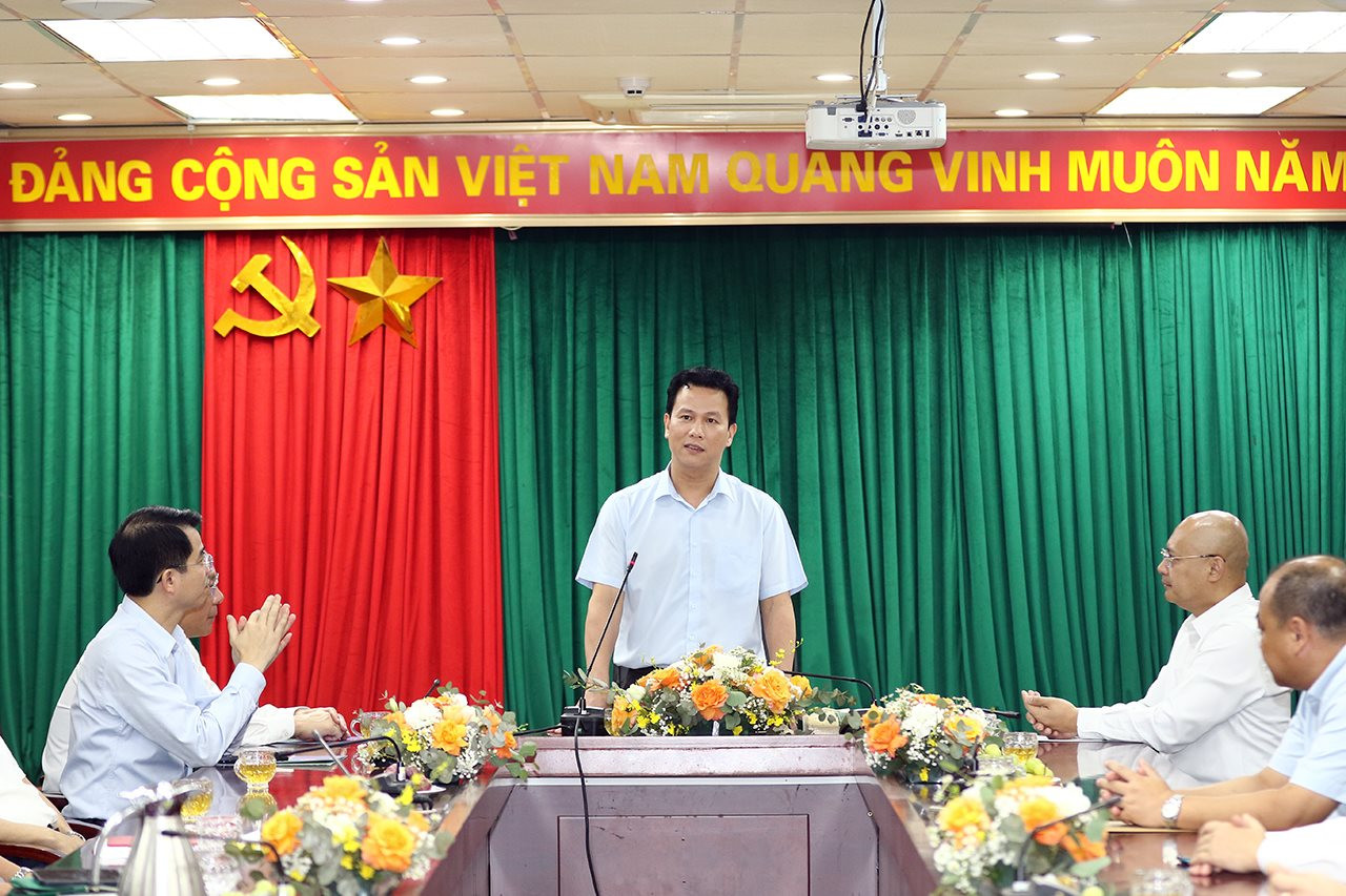 Minister Dang Quoc Khanh visited and congratulated press agencies and ...