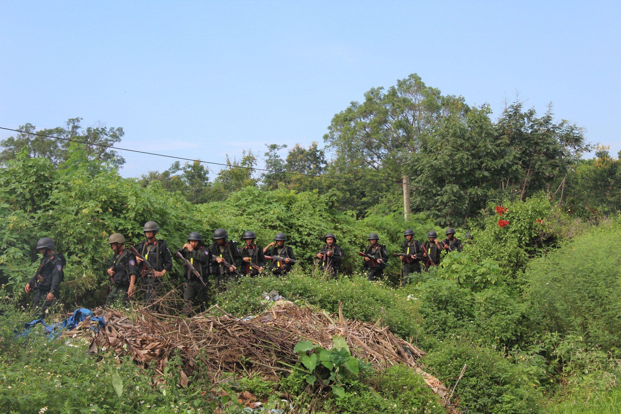 CSĐN vượt rẫy, băng rừng truy quét nhóm người tấn công 2 trụ sở ở Đắk Lắk - Ảnh 3.