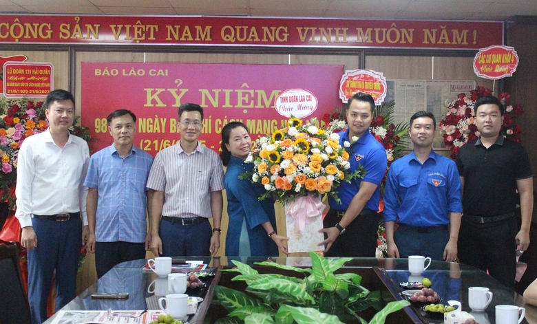 Agencies, units and localities congratulate Lao Cai Newspaper on the ...