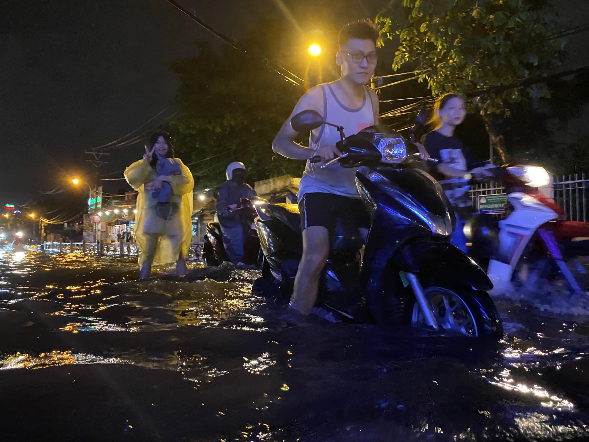 Сильный дождь и удары молнии, Хошимин повсюду сильно затоплен - Vietnam.vn