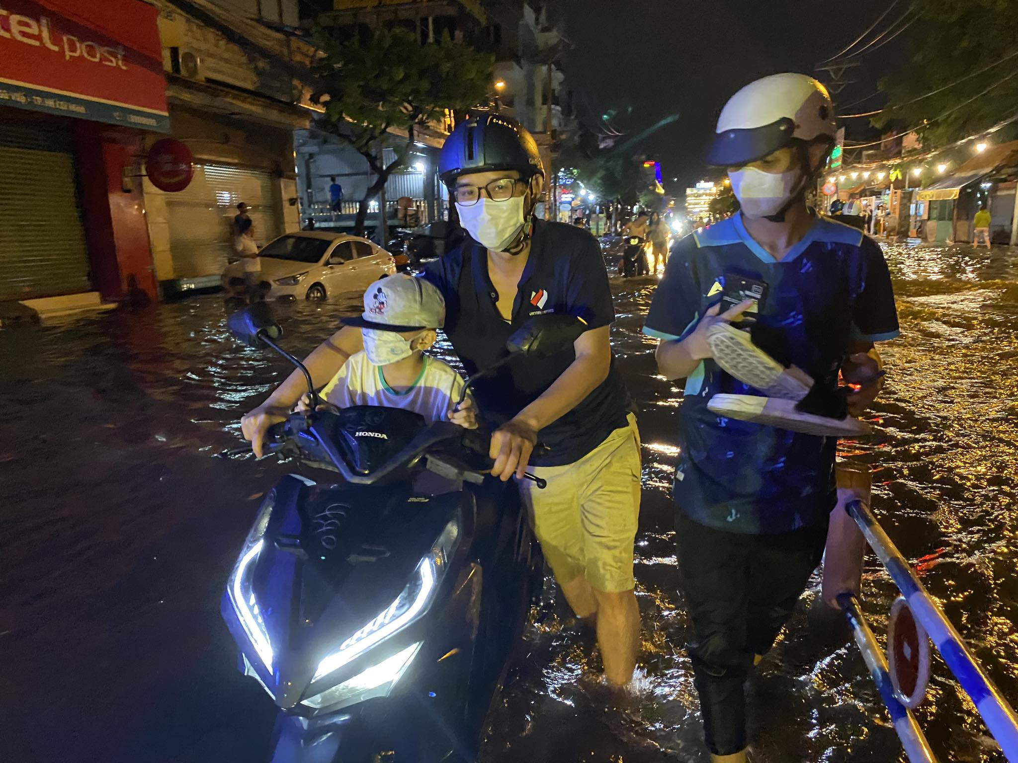 Сильный дождь и удары молнии, Хошимин повсюду сильно затоплен - Vietnam.vn