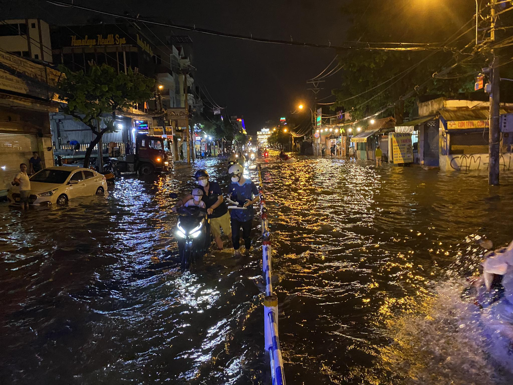 Сильный дождь и удары молнии, Хошимин повсюду сильно затоплен - Vietnam.vn