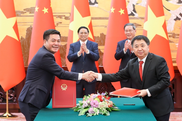 The two Prime Ministers of Vietnam and China witnessed the signing of 4 ...