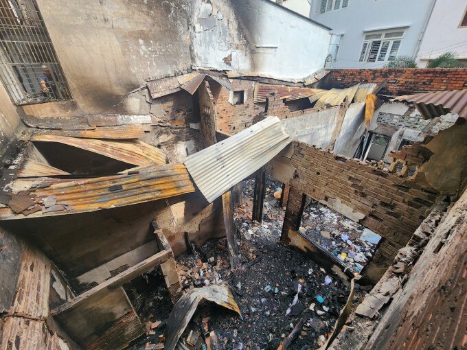 Nhiều đồ đạc bị cháy đen trong căn nhà cấp bốn rộng hơn 90 m2, các bức tường trơ trọi, gạch vỡ sau vụ cháy. Ảnh: Đình Văn