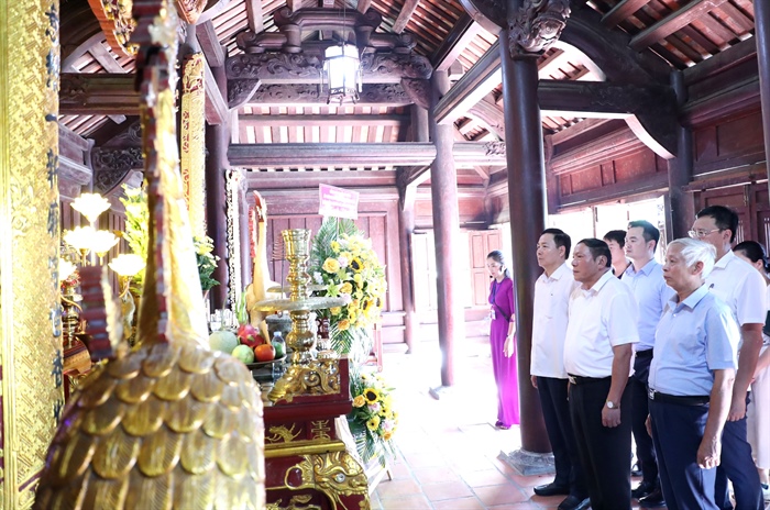 Minister Nguyen Van Hung offers incense to commemorate Heroes and ...