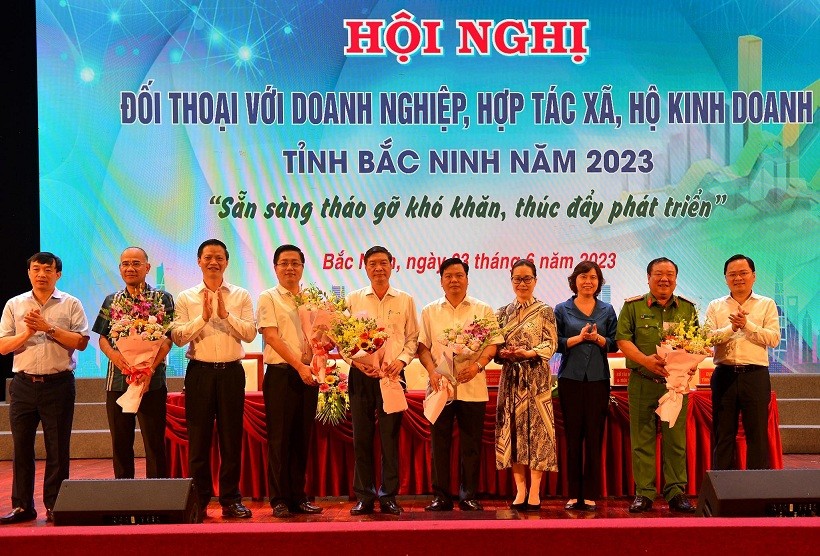 Lãnh đạo tỉnh Bắc Ninh và VCCI tặng hoa chúc mừng 5 tổ chuyên gia gỡ khó.