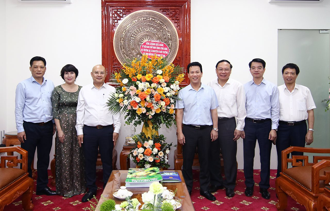 Minister Dang Quoc Khanh visited and congratulated press agencies and ...