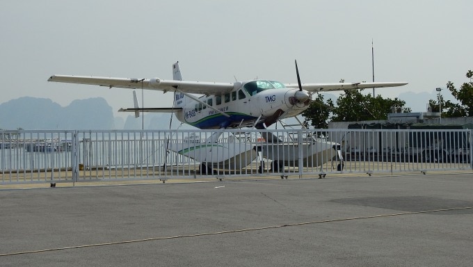 Một máy bay thủy phi cơ chở khách du lịch ngắm vịnh Hạ Long từ trên cao. Ảnh: Minh Cương