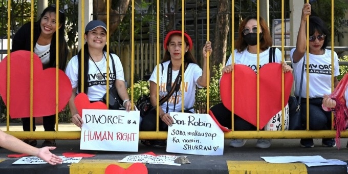 Người ủng hộ ly hôn biểu tình đòi quyền ly hôn trước tòa Thượng viện Philippines ở Pasay, Metro Manila, ngày 14/2. Ảnh: AFP