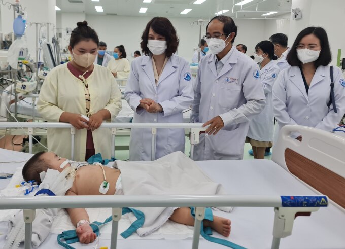 Thứ trưởng Y tế Nguyễn Thị Liên Hương (tóc ngắn, ở giữa) thăm trẻ tay chân miệng nặng tại Khoa Hồi sức tích cực chống độc, Bệnh viện Nhi đồng 1. Ảnh: Lê Phương