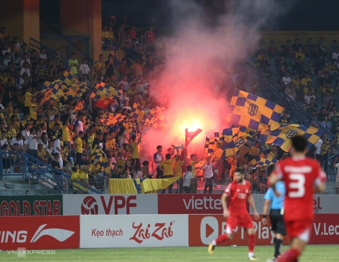 CĐV SLNA đốt pháo sáng ở khán đài B sân Hàng Đẫy trận Viettel thắng SLNA 3-0 ở vòng 10 V-League 2023. Ảnh: Hiếu Lương