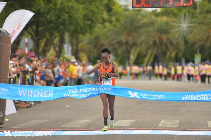 Muriuki về nhất nữ 42km giải VnExpress Marathon Sparkling Quy Nhơn 2023 ngày 11/6. Ảnh: VnExpress Marathon