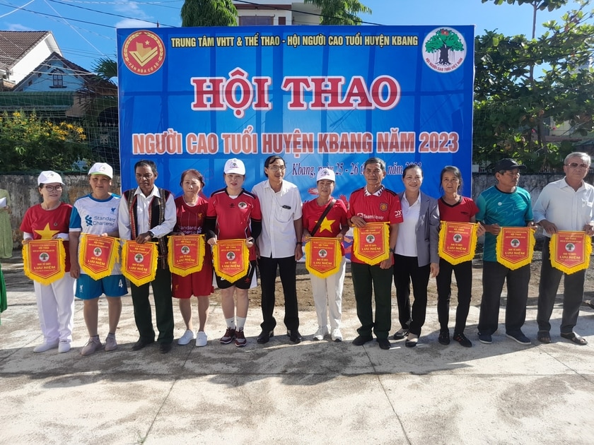 Hơn 200 vận động viên tham gia Hội thao Người cao tuổi huyện Kbang ảnh 1