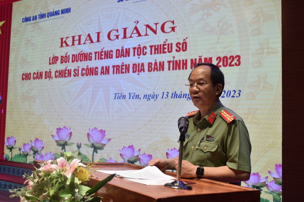 Đại tá Vũ Thanh Tùng, Phó Bí thư Đảng uỷ - Phó Giám đốc Công an tỉnh phát biểu tại lễ khai giảng
