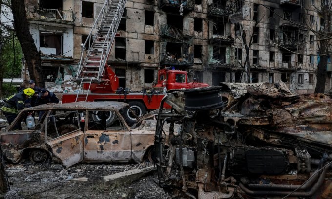 Một khu nhà bị hư hại trong cuộc tập kích của Nga nhằm vào thành phố Kryvyi Rih hôm 13/6. Ảnh: Reuters