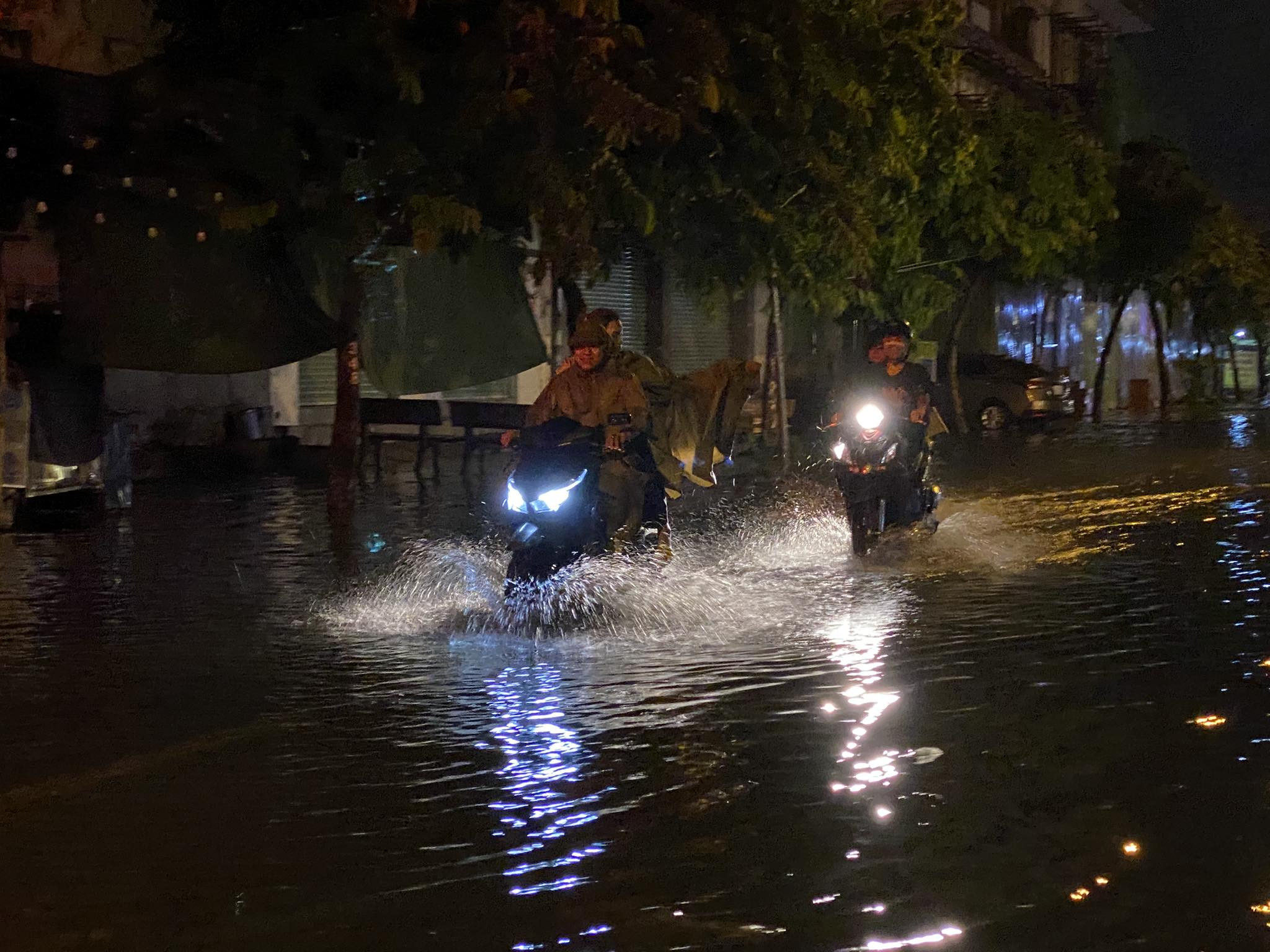 Сильный дождь и удары молнии, Хошимин повсюду сильно затоплен - Vietnam.vn