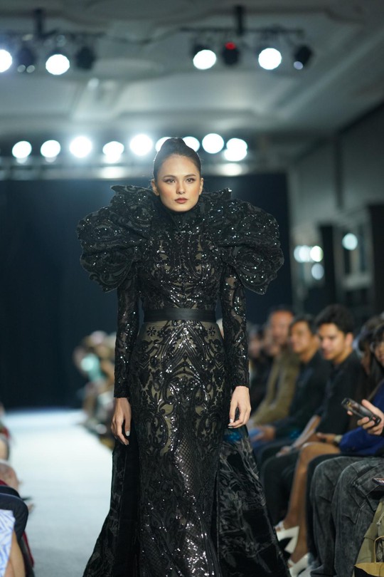 Model Huynh Kim Anh does a vedete at Phnom Penh Designers Week 2023 ...